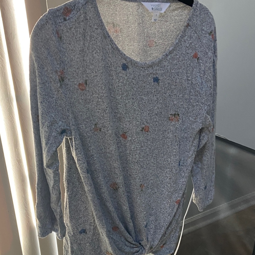 Market & Spruce Gray Floral Top